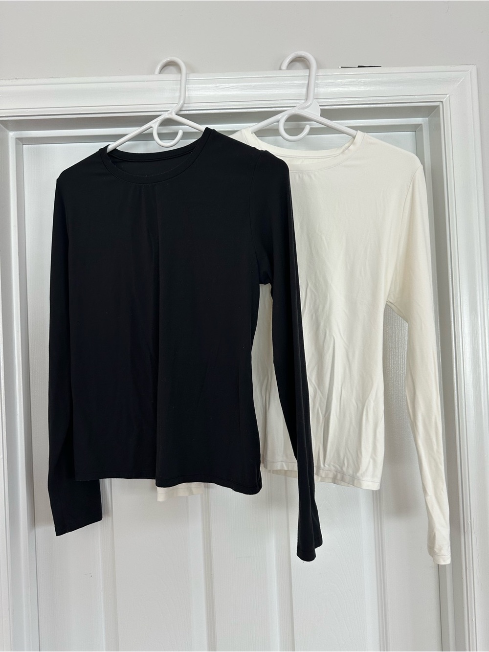 CRZ YOGA Softembrace
Tight Fit Long Sleeve Shirts Black and White Crewneck 2PACK